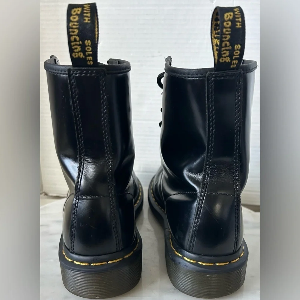 DR. MARTENS THE ORIGINAL 1460. MENS 6 LADIES 7. LOTS OF LIFE STILL LEFT IN THEM.